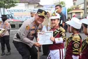 Kapolres Ciamis Beri Penghargaan Personel Berprestasi dan Polisi Cilik TK Kemala Bhayangkari 25 Ciamis