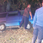 Damkar Ciamis Evakuasi Mobil Terperosok di Jalan Menanjak Cikoneng