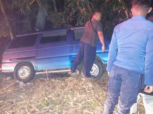 Damkar Ciamis Evakuasi Mobil Terperosok di Jalan Menanjak Cikoneng