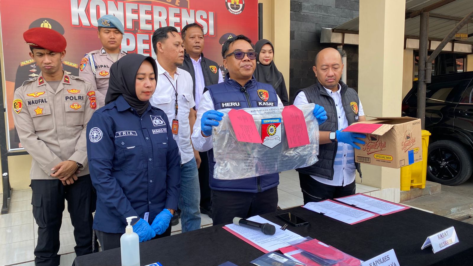 CCTV Bongkar Aksi Pembobol Toko Naura di Sukaraja