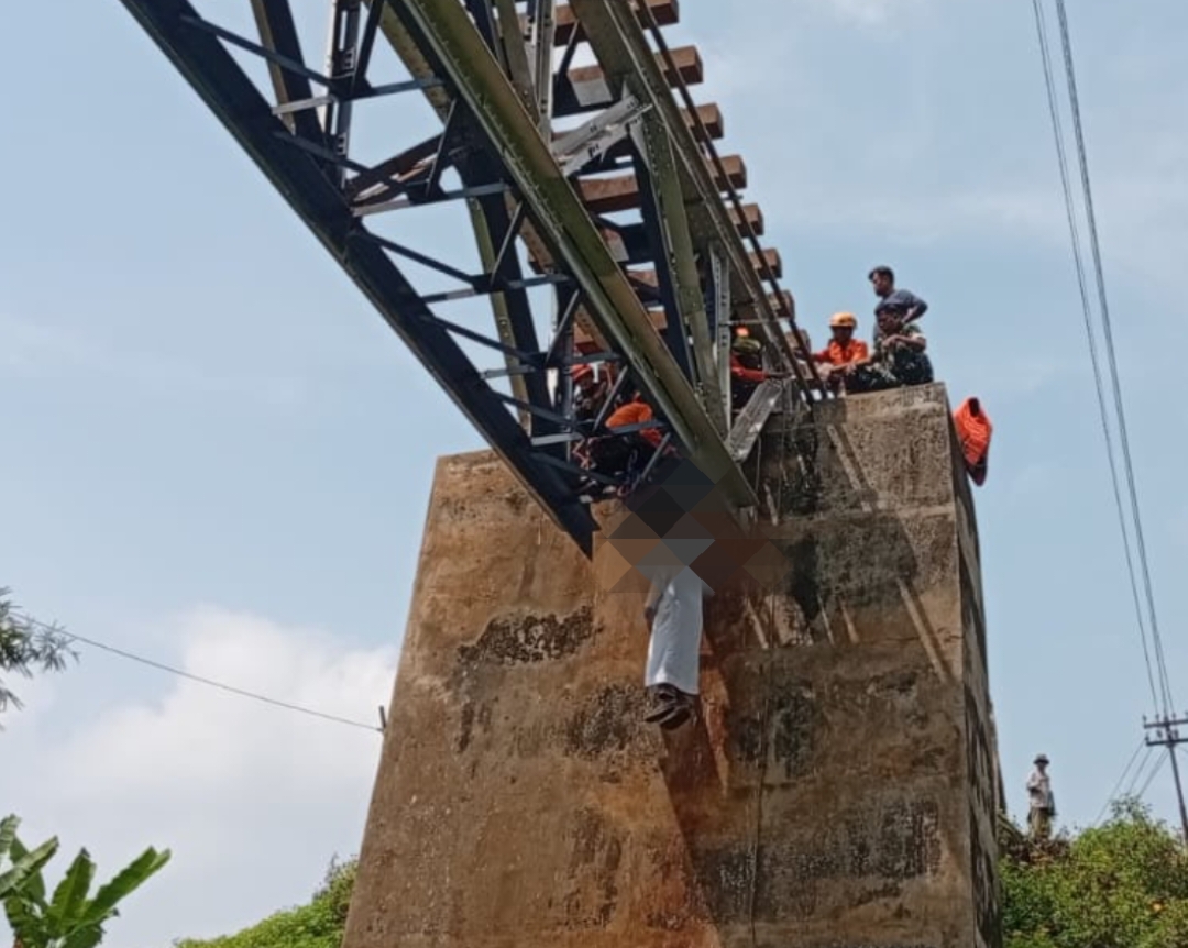 Pria Berjubah Putih Ditemukan Tewas di Rel Kereta Ciawi