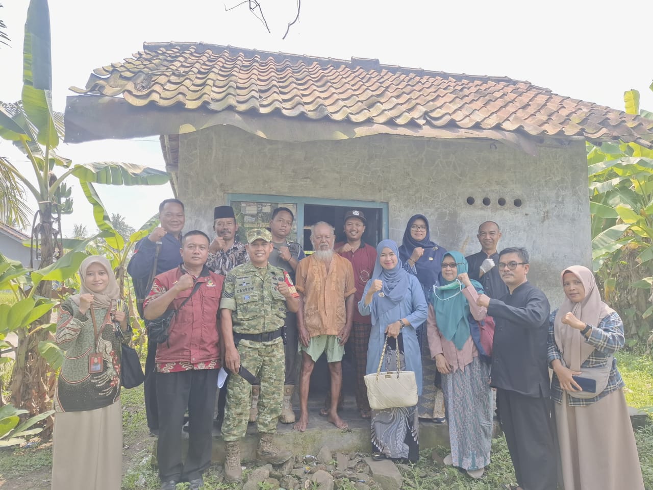 Camat Langensari Bantu Lansia Sebatang Kara di Bojongkantong