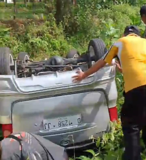 Avanza Silver Terbalik di Tanjakan Leuwikeris, Pengemudi Alami Pandangan Gelap