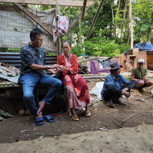 Bupati Herdiat Salurkan Bantuan Rutilahu untuk Dua Warga Ciamis