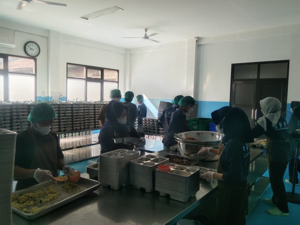 TNI, Polri dan Tenaga Kesehatan Kawal Program Makan Bergizi Gratis di Tarogong Kaler