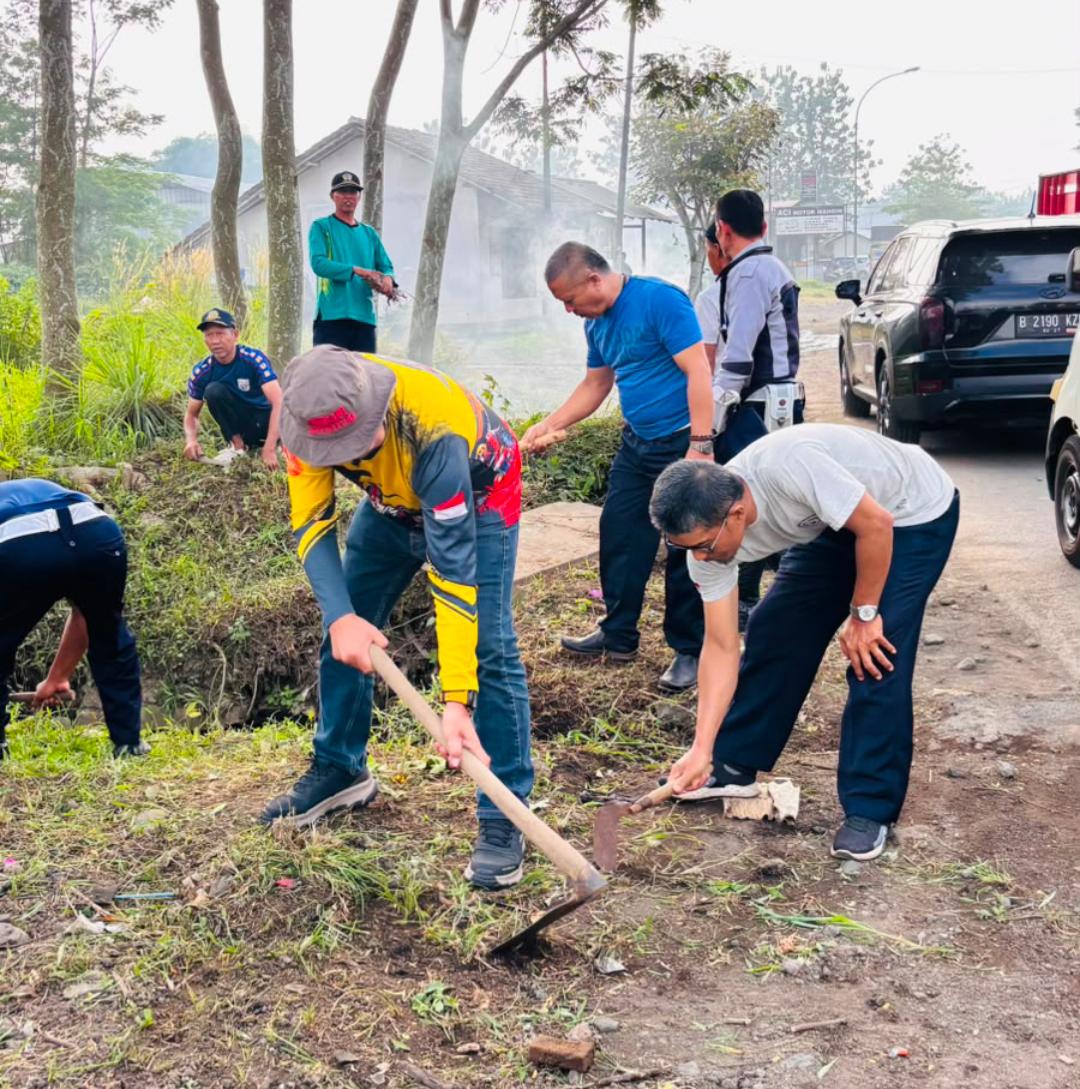 Wali Kota Viman Pimpin Aksi Jumat Bersih di Jalan Mangin