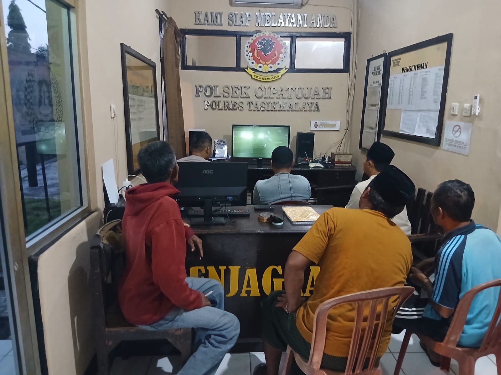 Sambut HUT Bhayangkara ke-80, Polsek Cipatujah Nobar Piala Dunia Bersama Warga