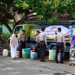Sambut Hari Bhayangkara ke-80, Polres Tasikmalaya Salurkan Air Bersih dan Sembako untuk Warga