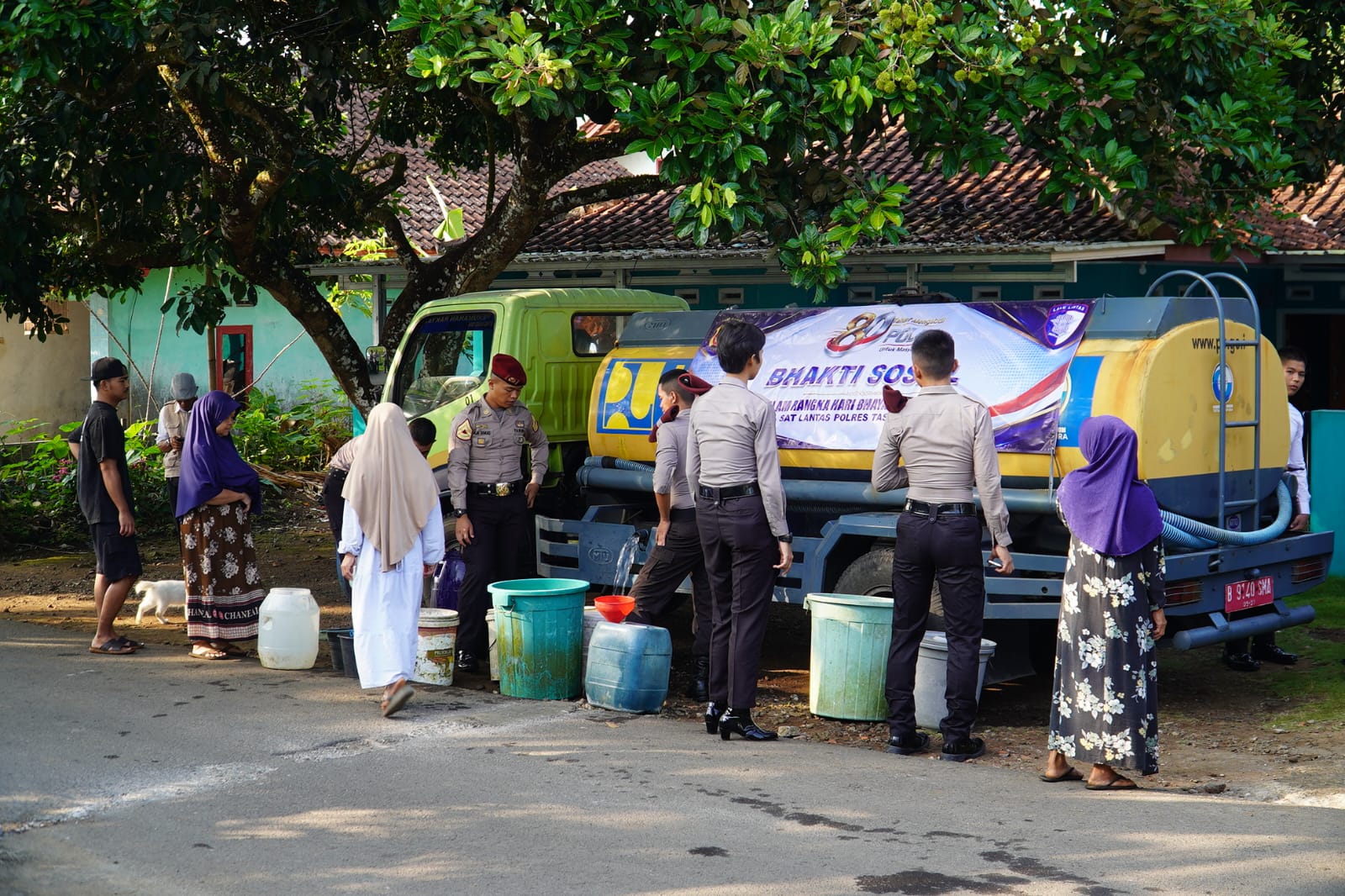 Sambut Hari Bhayangkara ke-80, Polres Tasikmalaya Salurkan Air Bersih dan Sembako untuk Warga