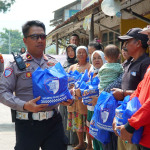 Sambut Hari Bhayangkara ke-80, Polres Garut Bagikan Sembako untuk Warga