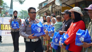 Sambut Hari Bhayangkara ke-80, Polres Garut Bagikan Sembako untuk Warga