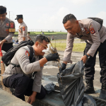 Polres Tasikmalaya Bersihkan Alun-Alun Singaparna Lewat Gerakan Indonesia Asri Jelang HUT Bhayangkara ke-80