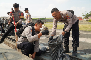 Polres Tasikmalaya Bersihkan Alun-Alun Singaparna Lewat Gerakan Indonesia Asri Jelang HUT Bhayangkara ke-80