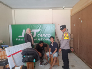Bhabinkamtibmas Sambangi Pekerja J&T Cargo, Polsek Rajadesa Perkuat Kamtibmas