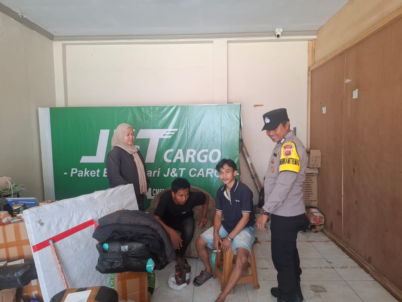 Bhabinkamtibmas Sambangi Pekerja J&T Cargo, Polsek Rajadesa Perkuat Kamtibmas