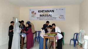 Tangis Anak Iringi Khitanan Massal Muharram di Masjid Al Ikhlas Bojongsari Ciamis