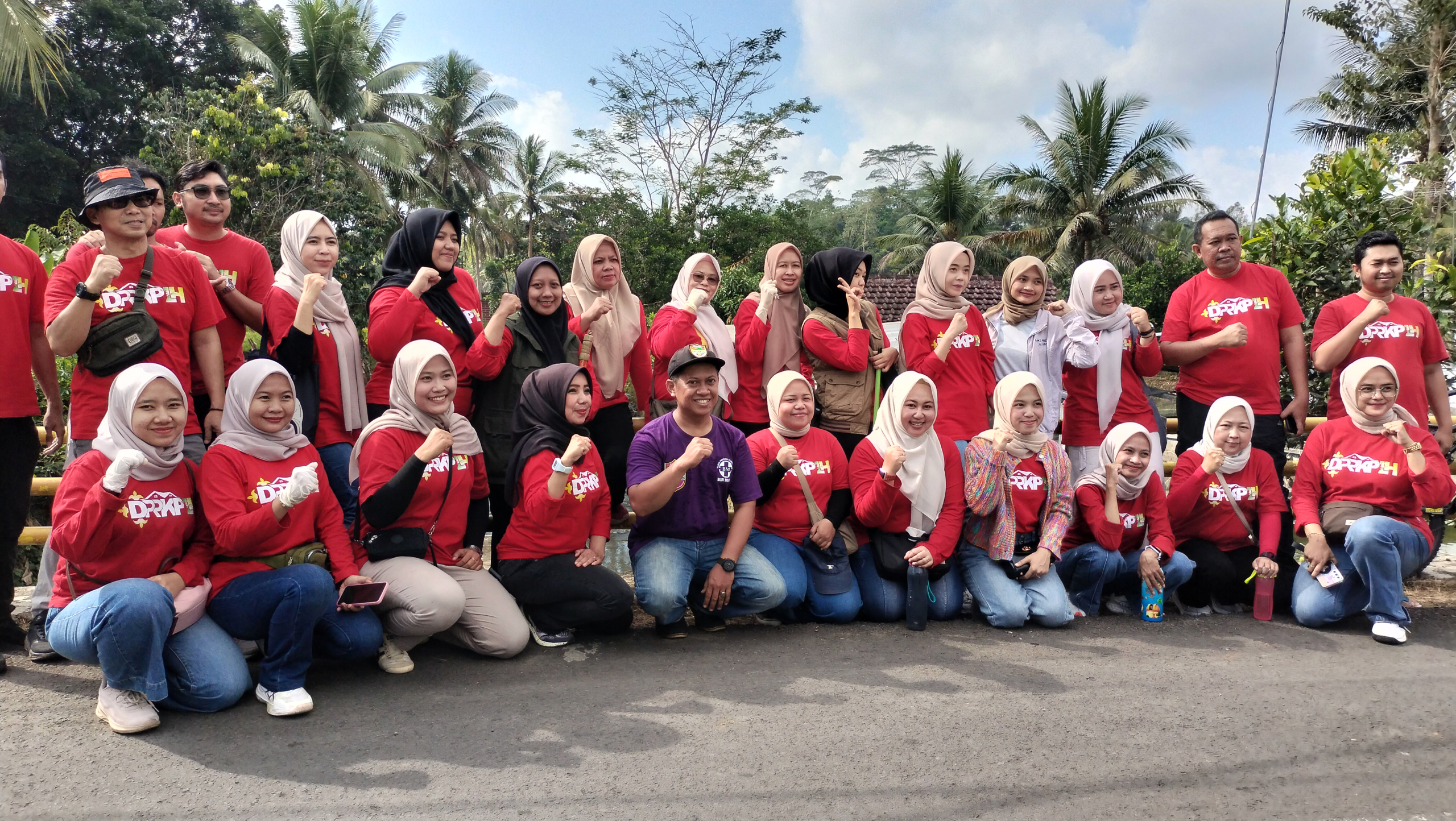 DPRKPLH Ciamis dan Warga Gelar Jumat Bersih di Sungai Cipalih dan Cibatu