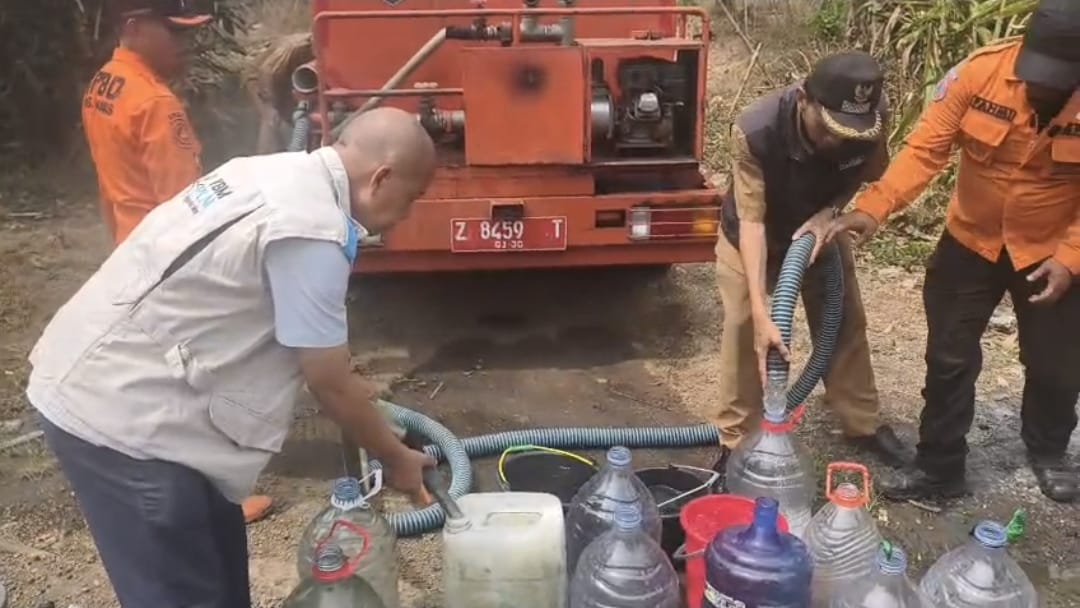 Hari Pelanggan Nasional, PLN Tasikmalaya Salurkan Air Bersih untuk Warga Ciamis