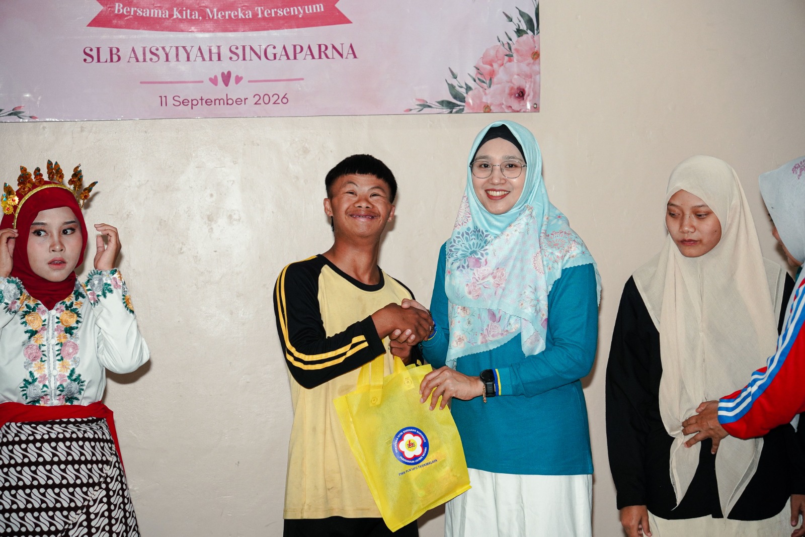 Hadir Lebih Dekat di Hari Pelanggan Nasional, Srikandi dan PIKK PLN Tasikmalaya Gelar Sosialisasi dan Bakti Sosial